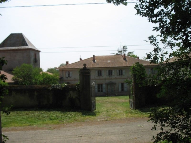 Maison Gratens ( 31430 ), sud de Toulouse, maison de maître à rénover avec dépendance.