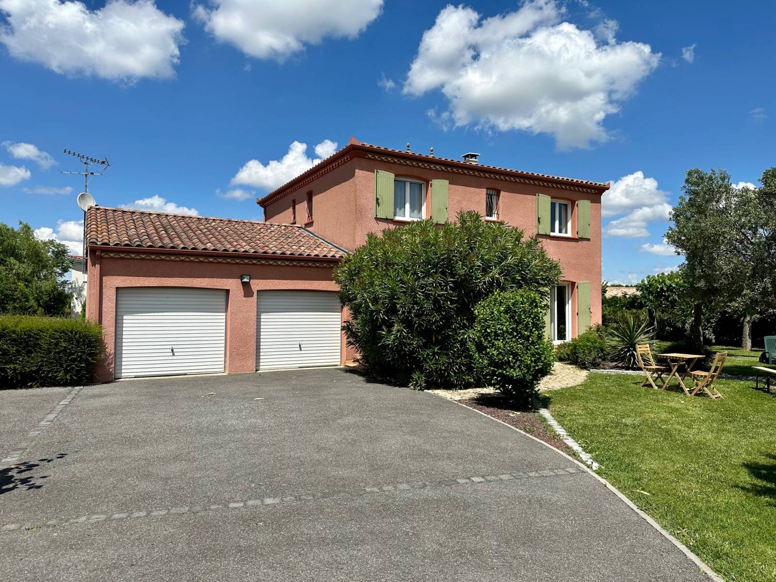 Maison familiale de type 6 avec double garage et jardin clos de 2204 m² - Toulouse Sud