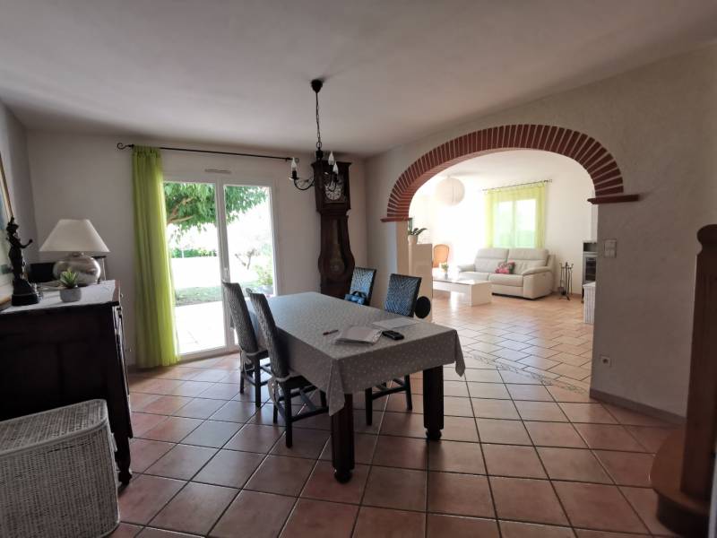 Maison familiale de type 6 avec grand garage et terrain de 3200 m²