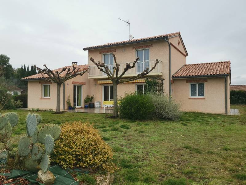 Maison familiale de type 6 avec grand garage et terrain de 3200 m²