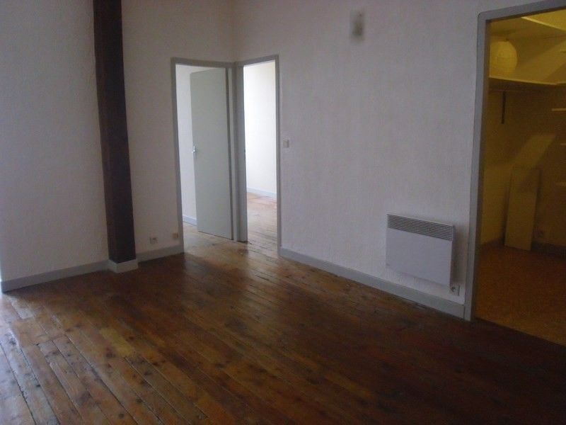 Appartement 3 Carbonne 31390, sud de Toulouse, centre-ville avec parking, proche commerces et services