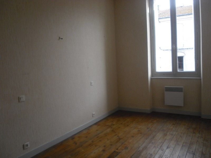 Appartement 3 Carbonne 31390, sud de Toulouse, centre-ville avec parking, proche commerces et services