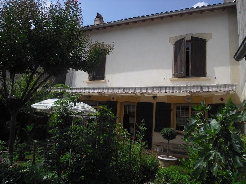 Maison Cazères (31220), sud de Toulouse, centre-ville  Maison ancienne rénovée au calme avec petit jardin.
