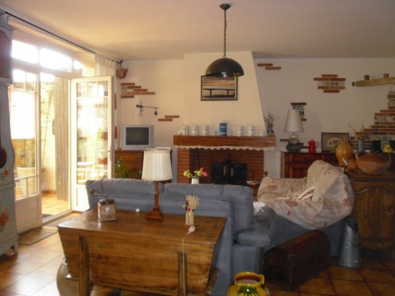 Maison Cazères (31220), sud de Toulouse, centre-ville  Maison ancienne rénovée au calme avec petit jardin.