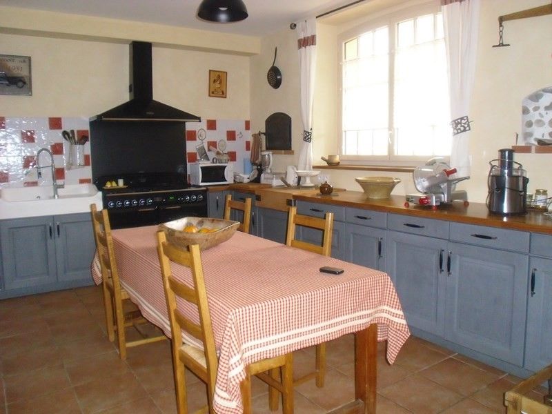 Maison Cazères (31220), sud de Toulouse, centre-ville  Maison ancienne rénovée au calme avec petit jardin.