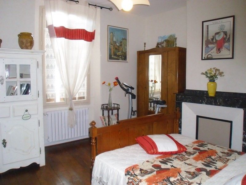 Maison Cazères (31220), sud de Toulouse, centre-ville  Maison ancienne rénovée au calme avec petit jardin.