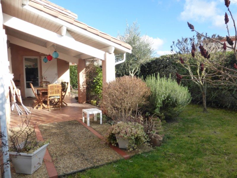 Maison avec jardin et terrasse couverte