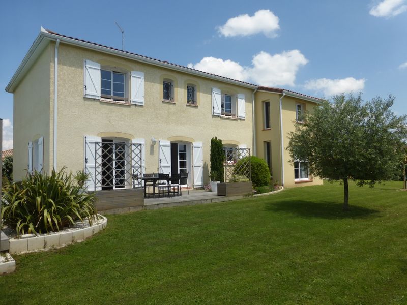 Longages maison T7 avec jardin et piscine